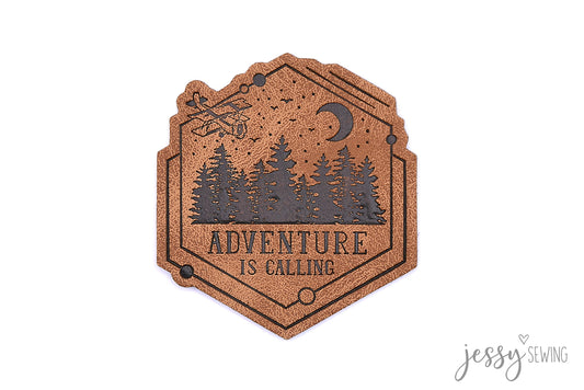 Label aus Kunstleder "Adventure is calling"