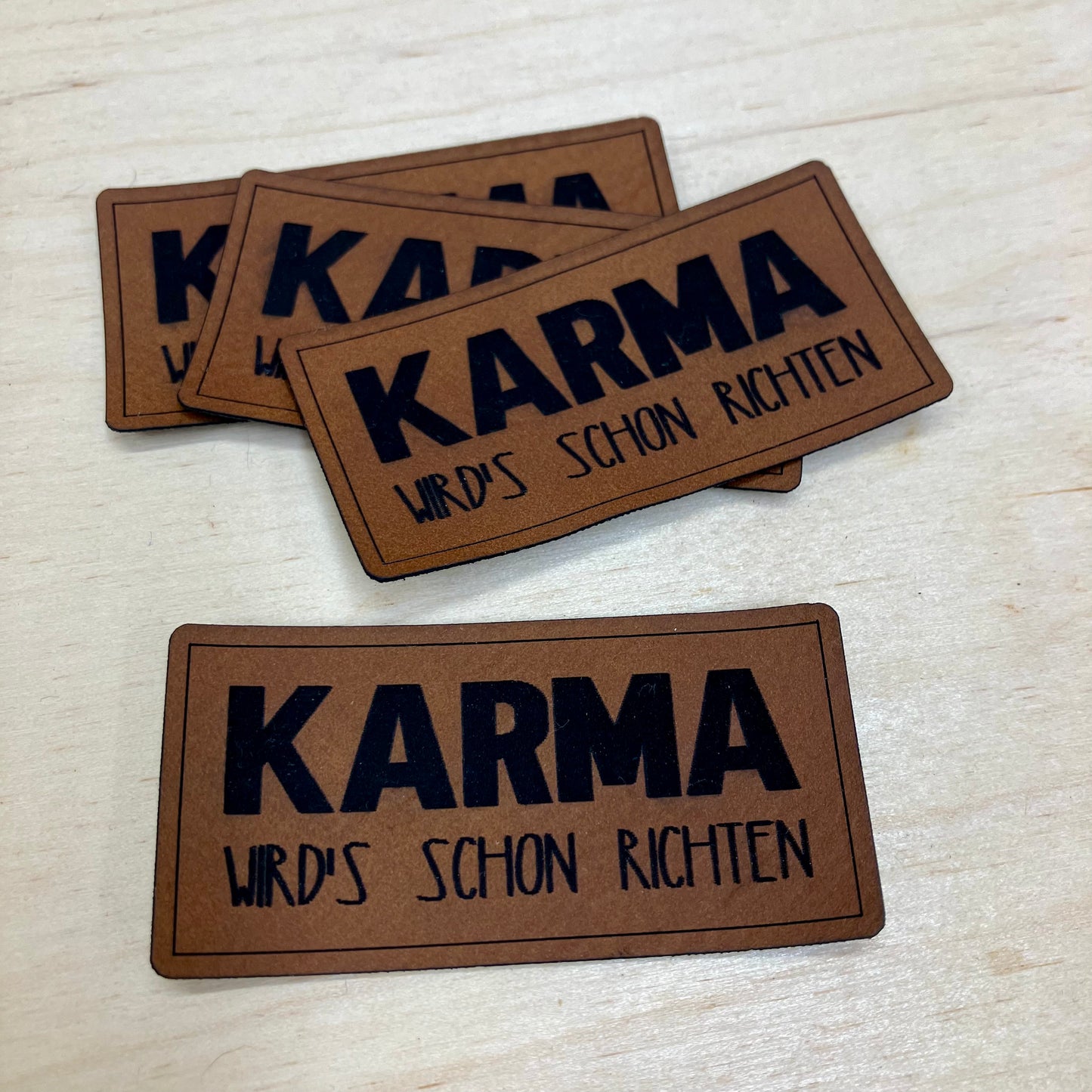 Label aus Kunstleder "Karma"
