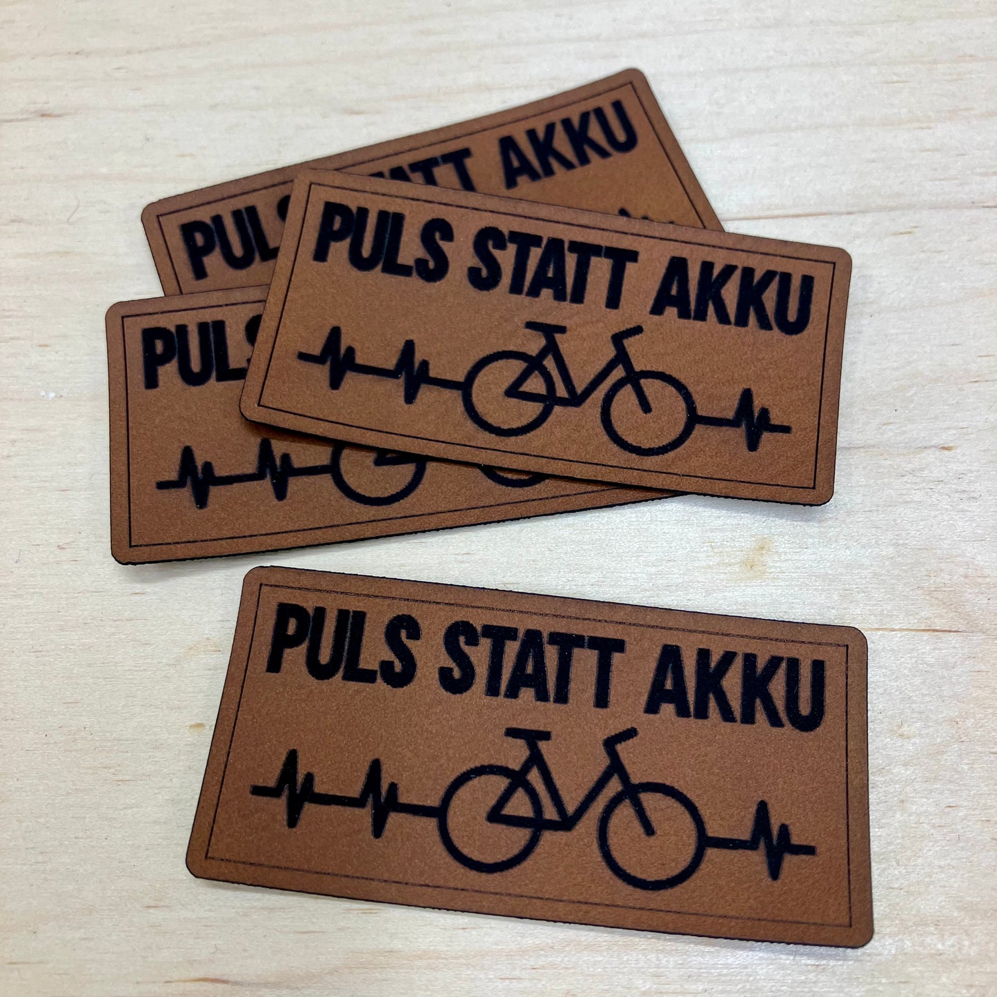 Label aus Kunstleder "Puls statt Akku"