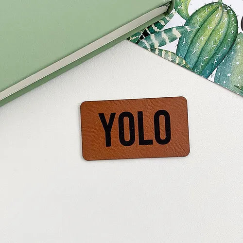 Label aus Kunstleder "YOLO"