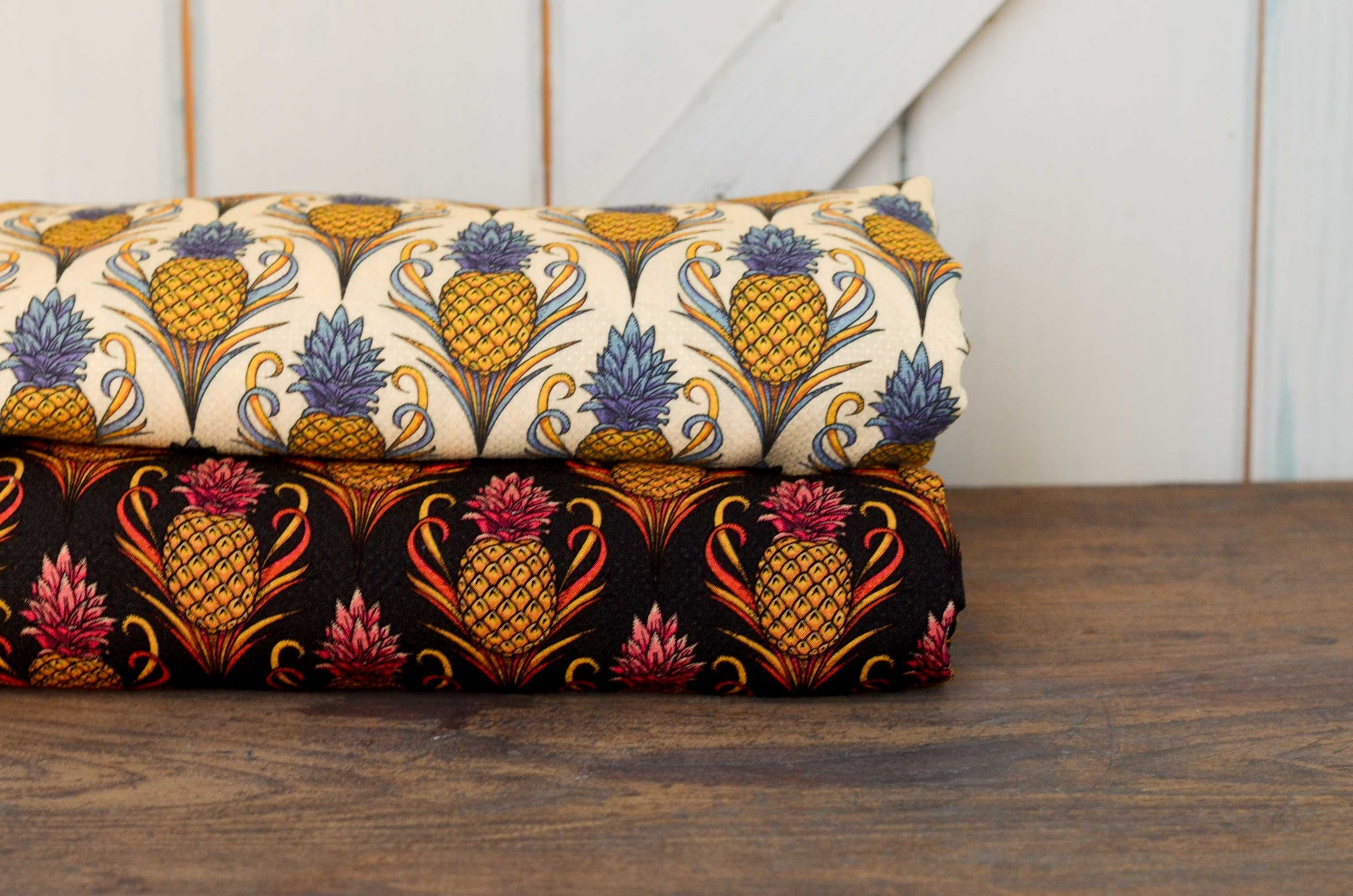 Viskosestoff mit sommerlichem Ananas-Motiv, Pinapple Bloom von Bienvenido olorido