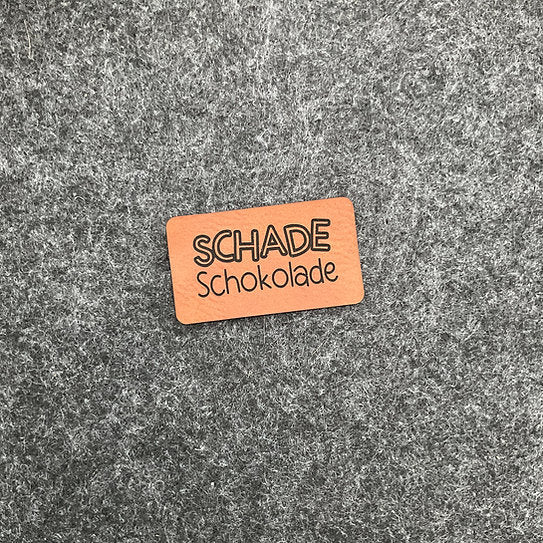 Label aus Kunstleder "Schade Schokolade"