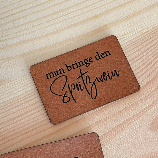 Label aus Kunstleder "Man bringe den Spritzwein"
