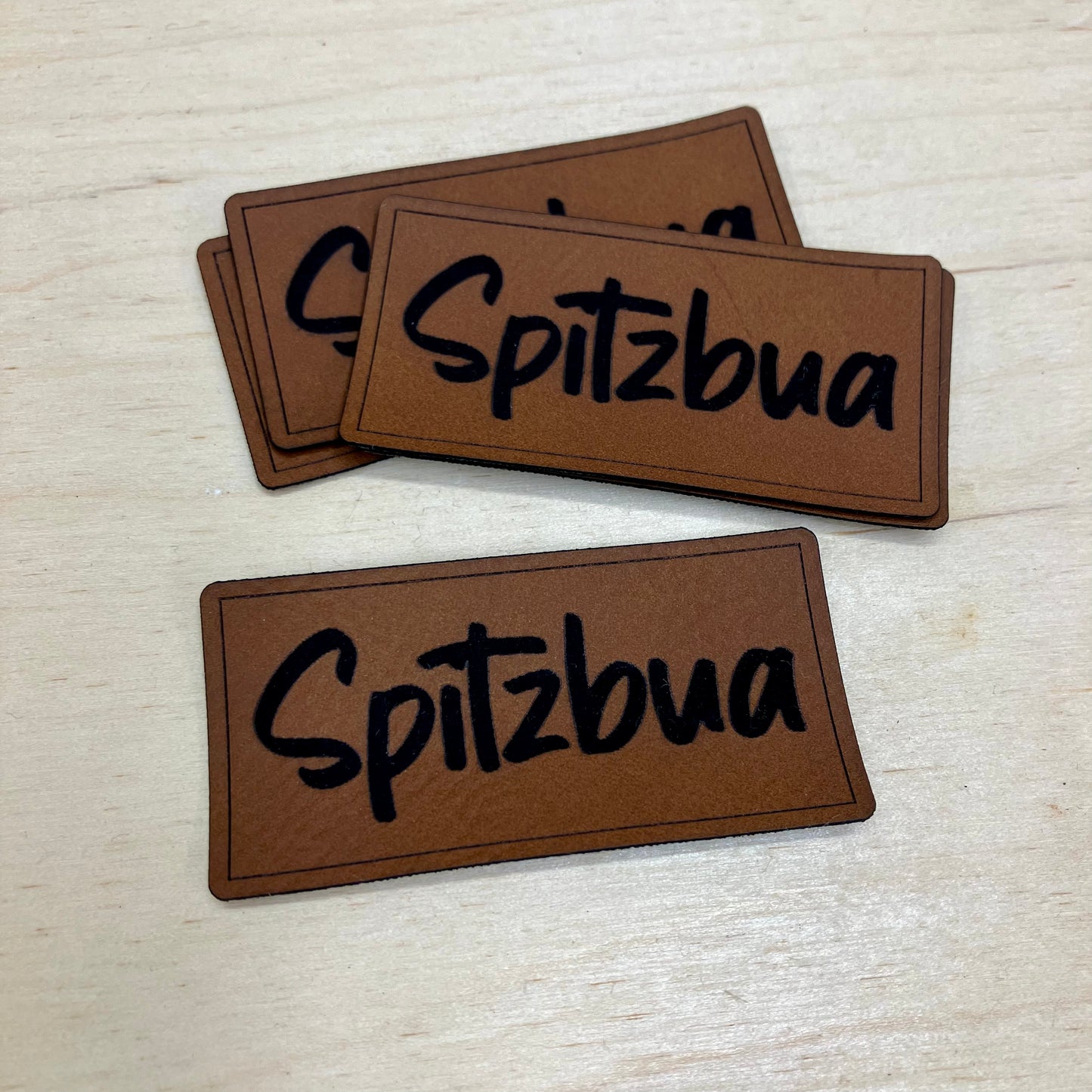 Label aus Kunstleder "Spitzbua"