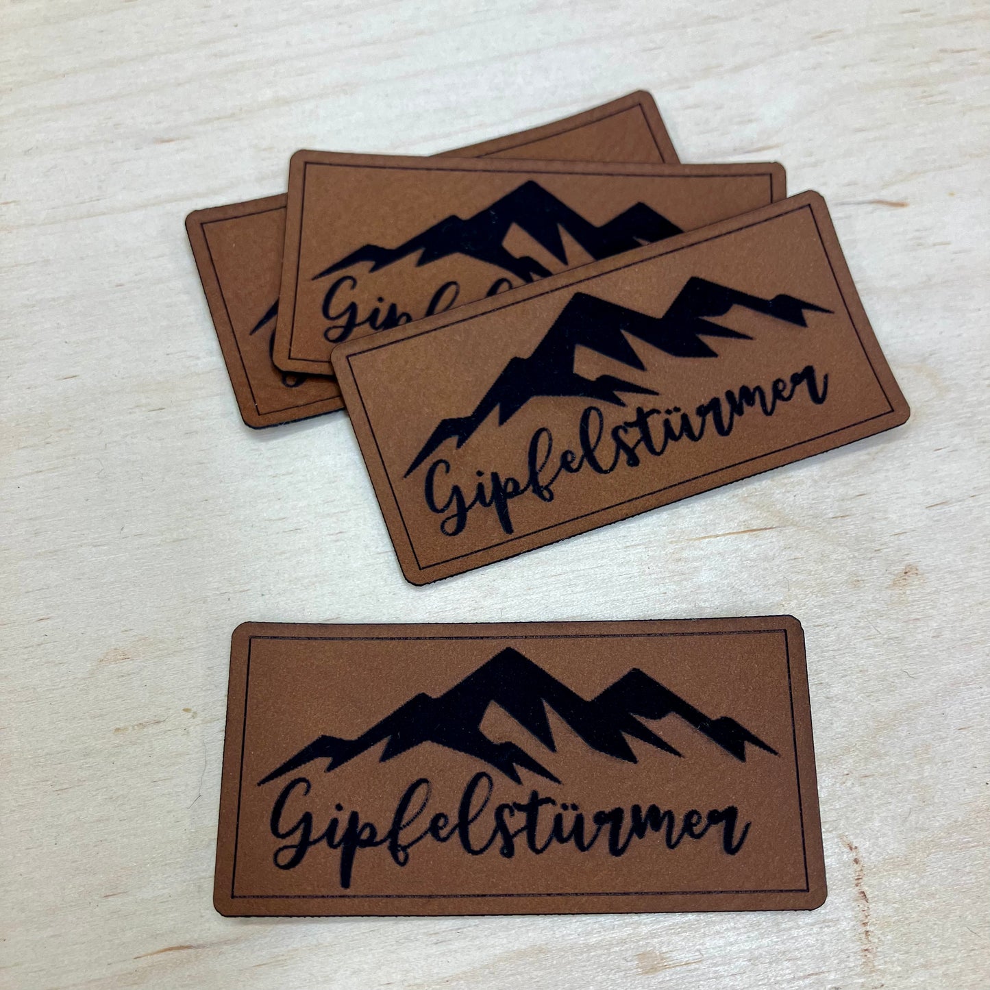 Label aus Kunstleder "Gipfelstürmer"