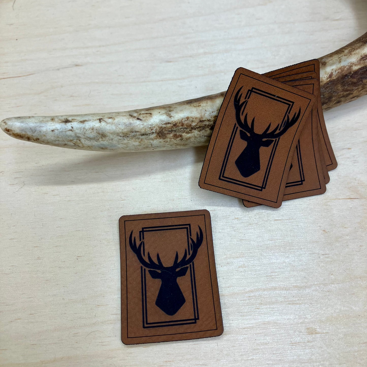 Label aus Kunstleder "Hirsch mit Rahmen"