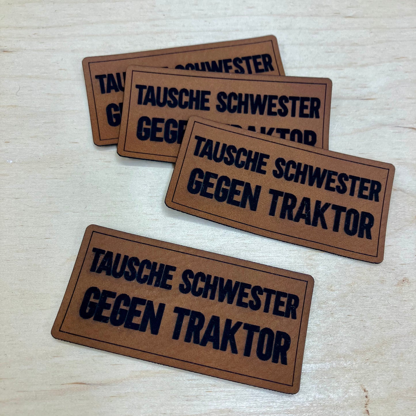 Label aus Kunstleder "tausche Schwester gegen Traktor"